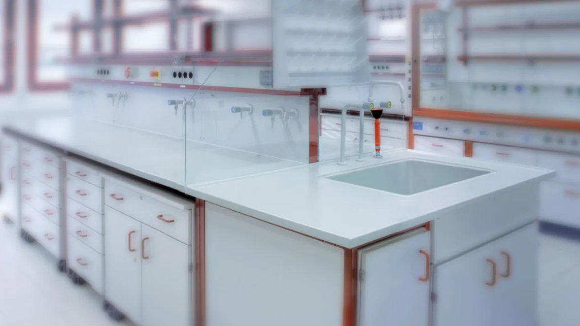 Weiße Labortischplatten von Systemceram in einem Labor