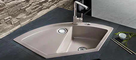 Keramikspüle in der Ecke platziert, in einem hellen Braunton