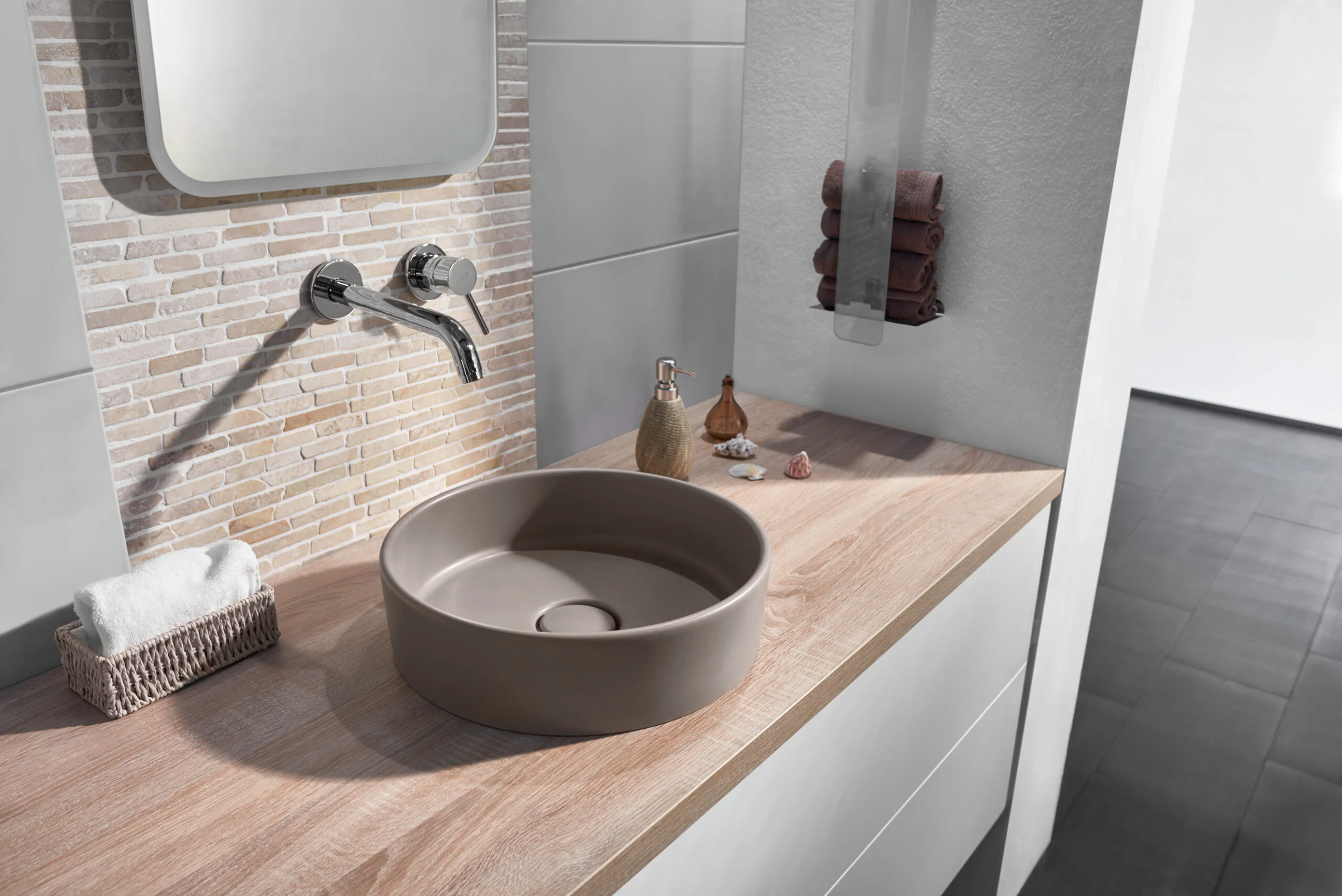 Rundes, grau/braunes Waschbecken im Badezimmer