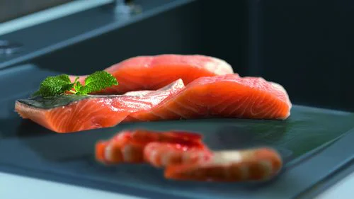 Roher Lachs auf einer Platte