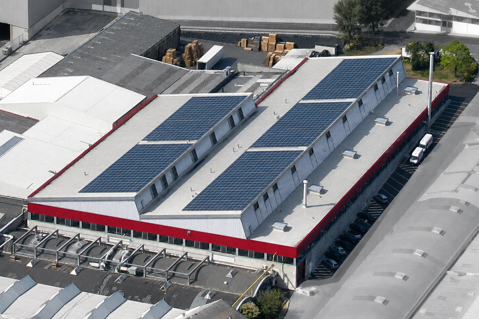 Photovoltaik auf den Dächern der Produktionshalle von systemceram