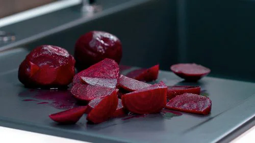 Rote Beete auf einer Arbeitsplatte