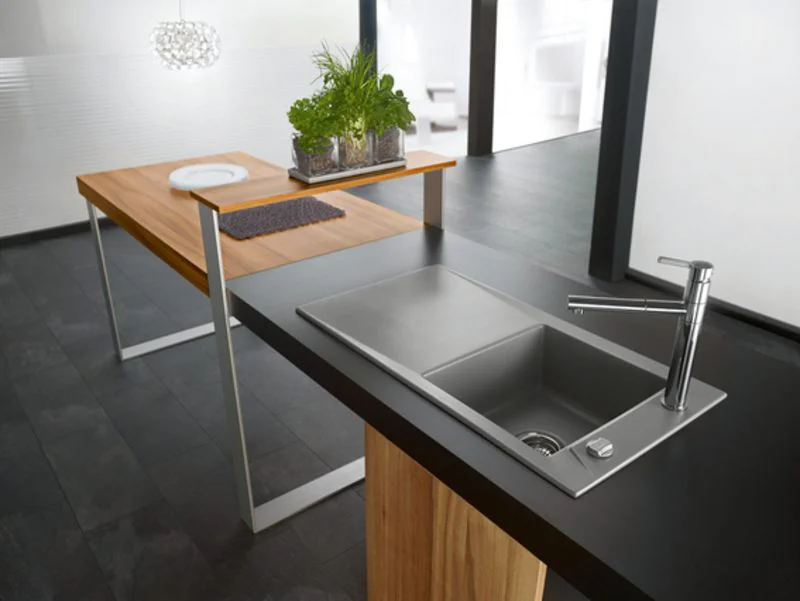 moderne, dunkelgraue Keramikspüle