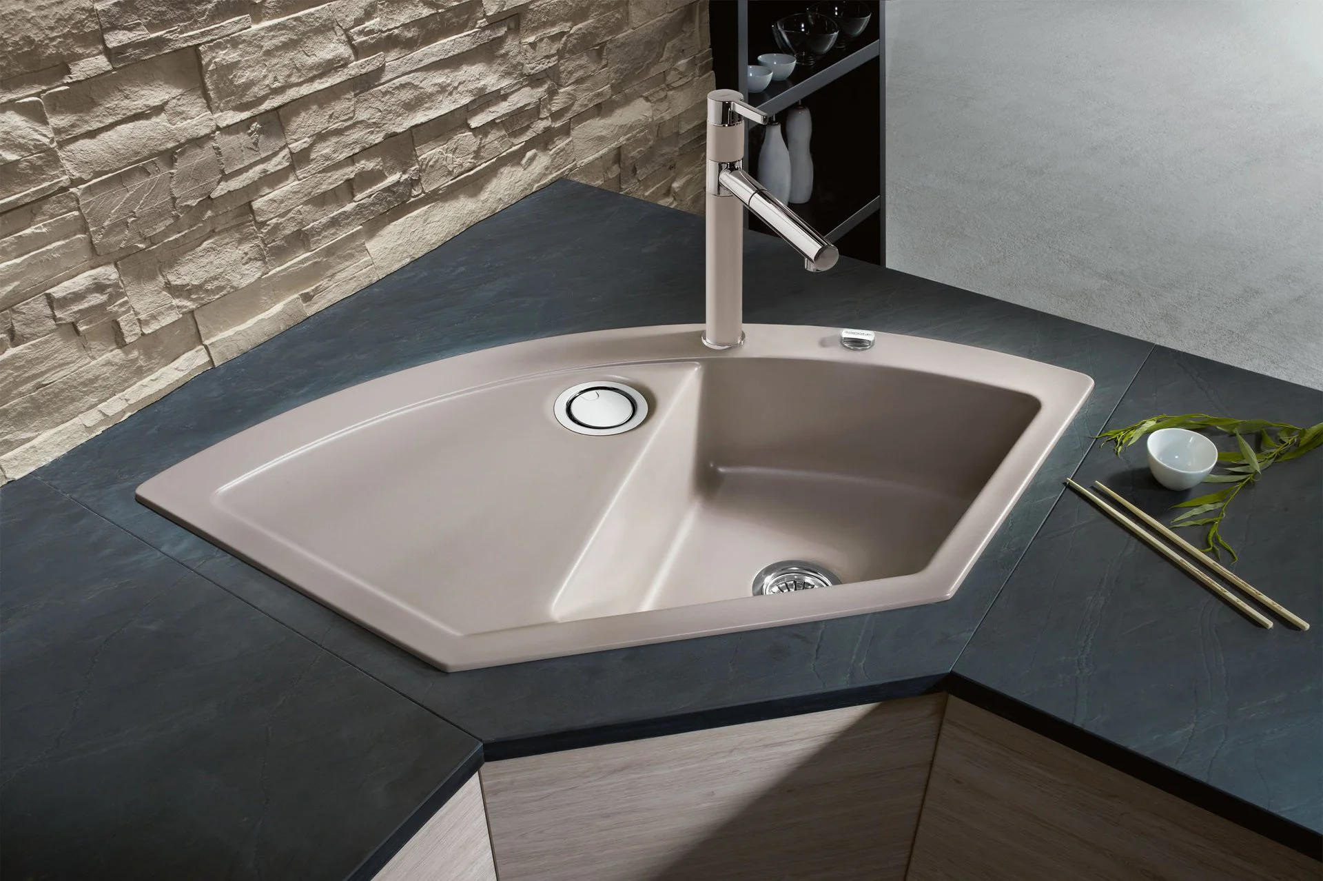 Eine Eckspüle, in braun/ beige