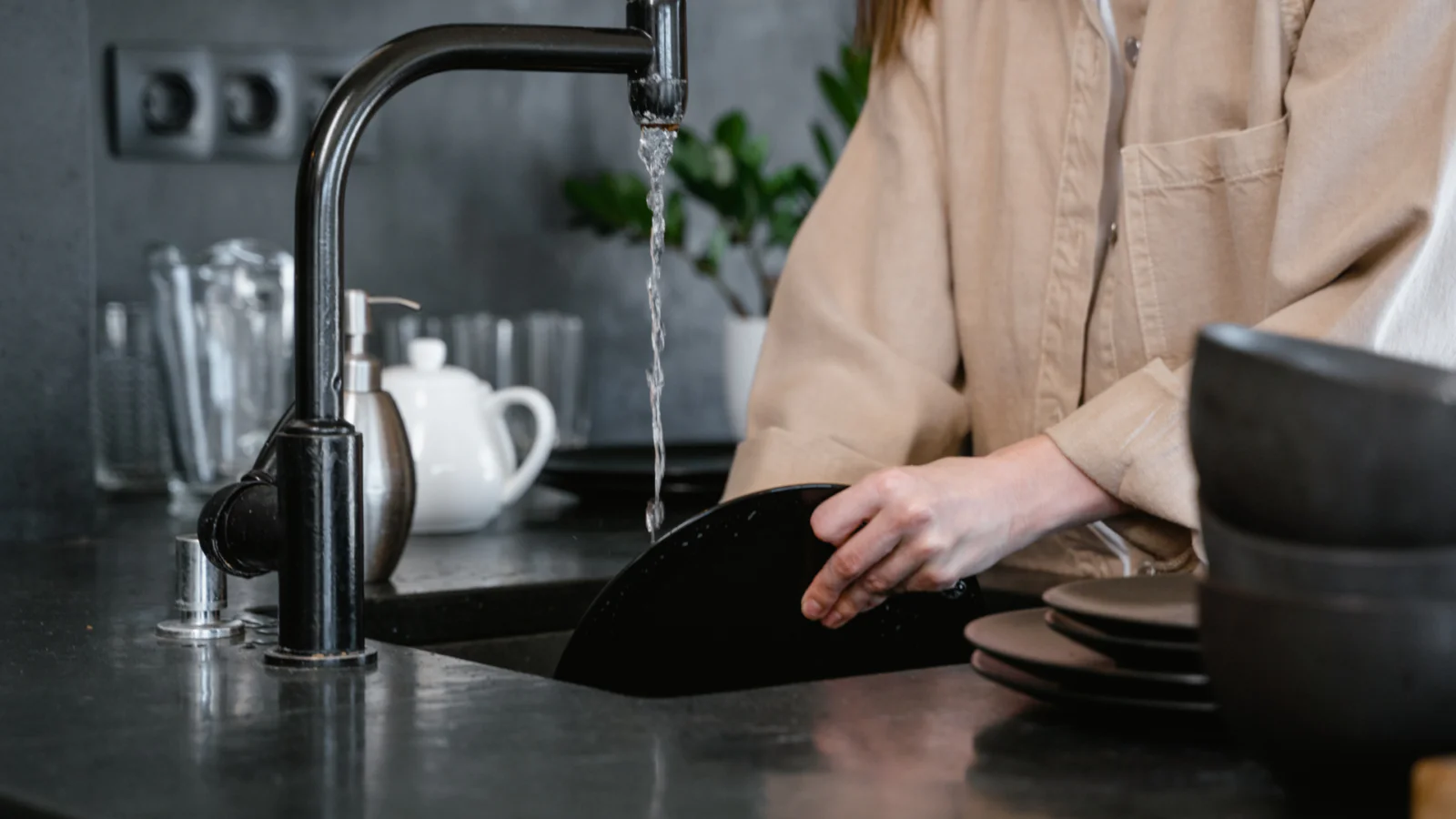 Geschirr wird abgewaschen