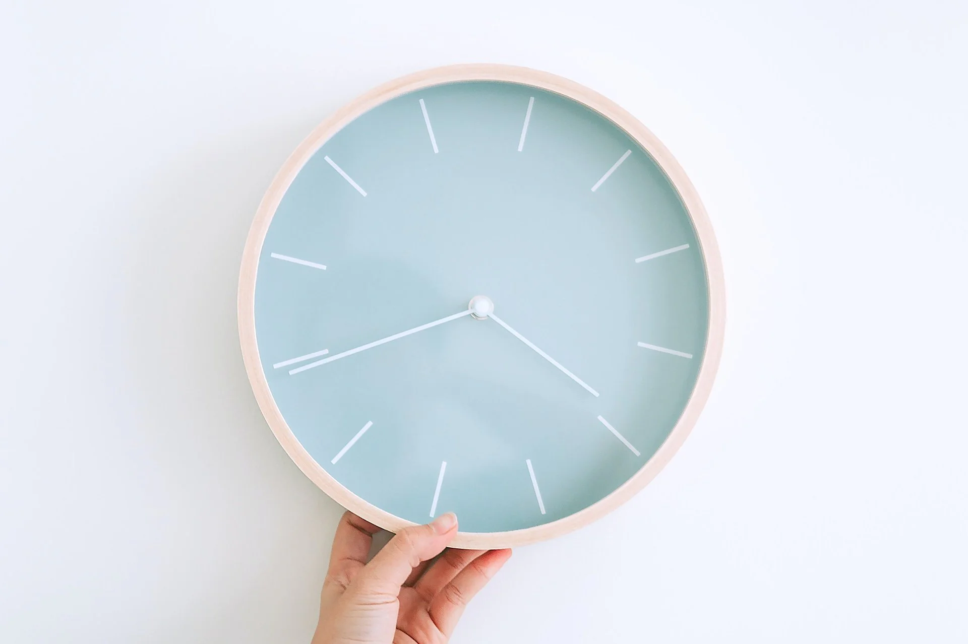 Eine Hellblaue, dialoge, große Uhr