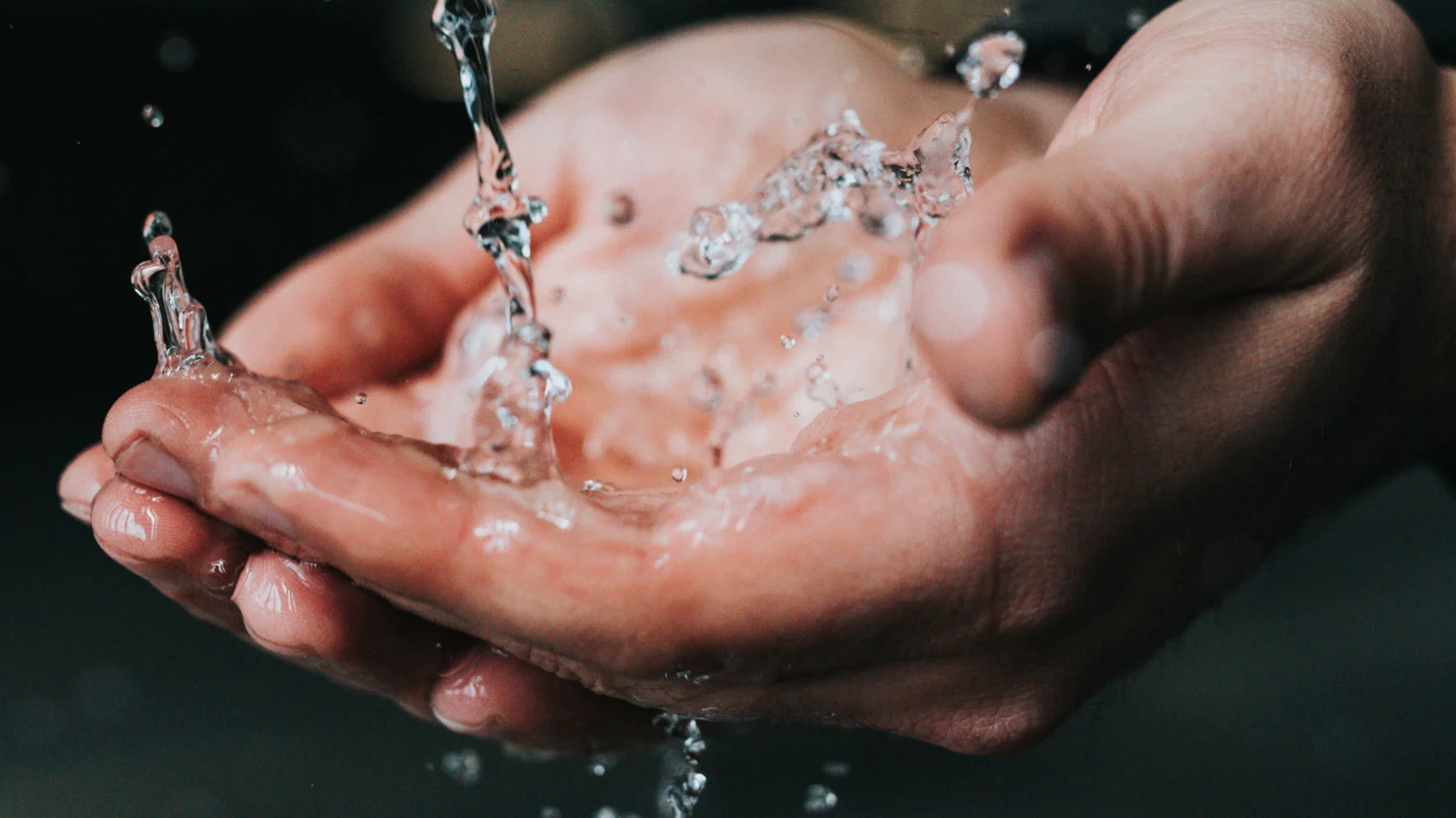 Zwei Hände, über die Wasser läuft