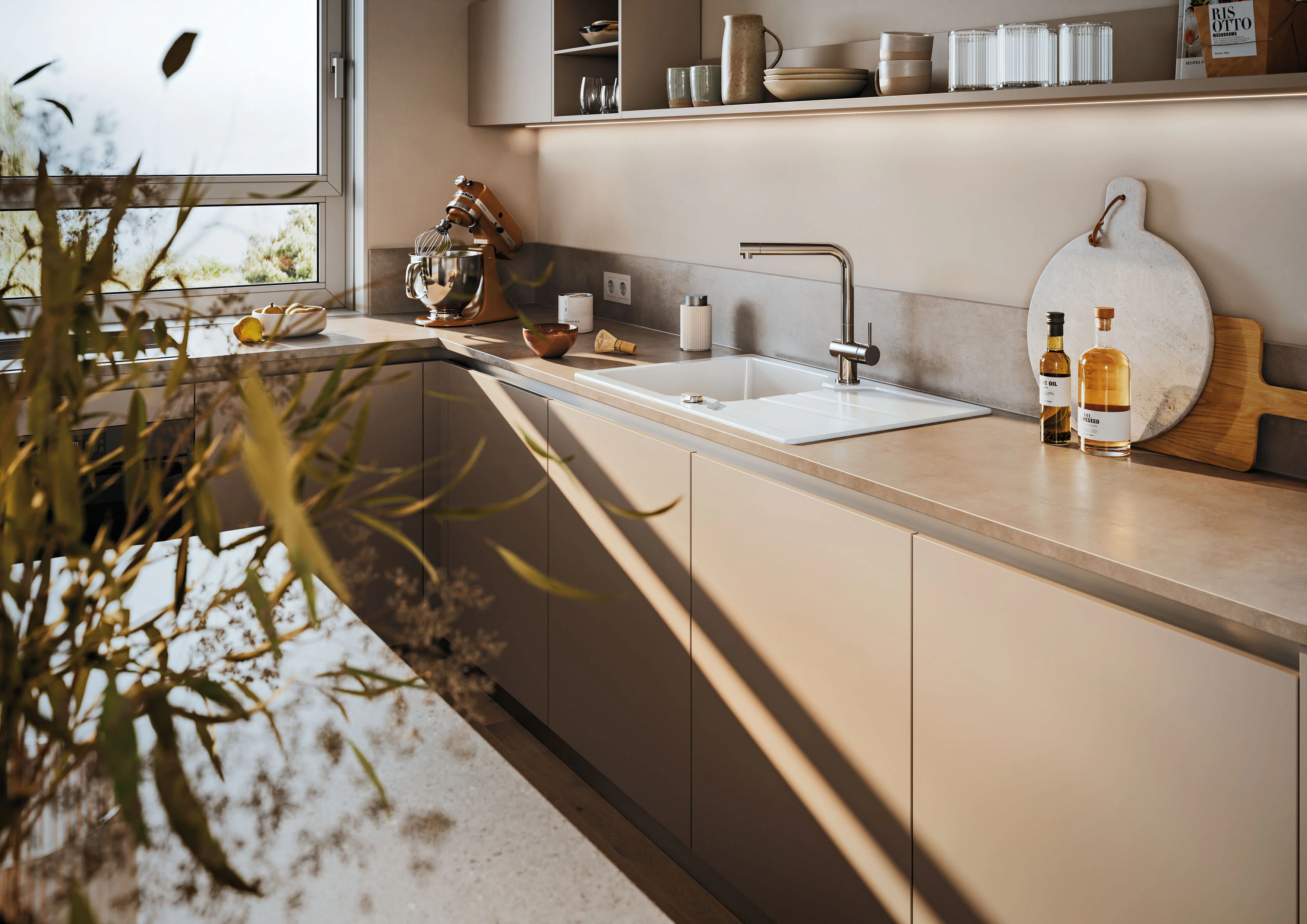 Solva 80, weiße Spüle in einer beige farbeigen Armatur
